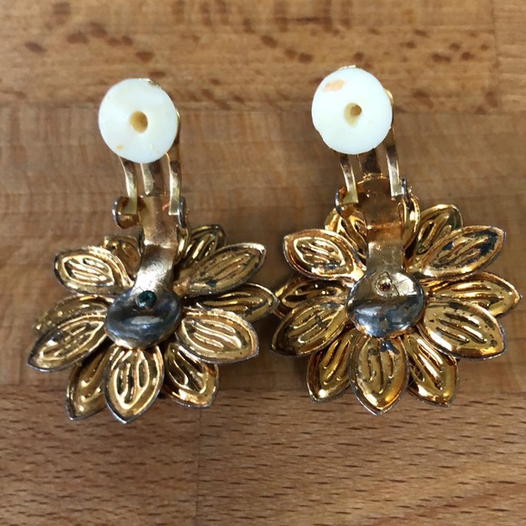 Vintage MCM Metal Flower Earrings Clip-on - Picture 4 of 9